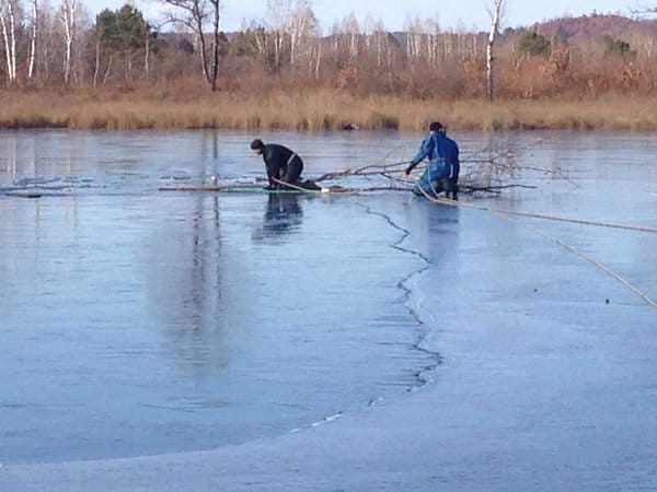 Рыбак из Свободного провалился под лёд на озере около села Бардагон. Новости
