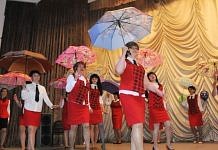 Кульминацией праздника гимназии в Свободном стал танец с зонтиками учителей
