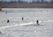 Любителей зимней рыбалки в Свободном не пугает тонкий лёд