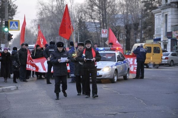 Шествию коммунистов в Свободном преградили дорогу. Новости