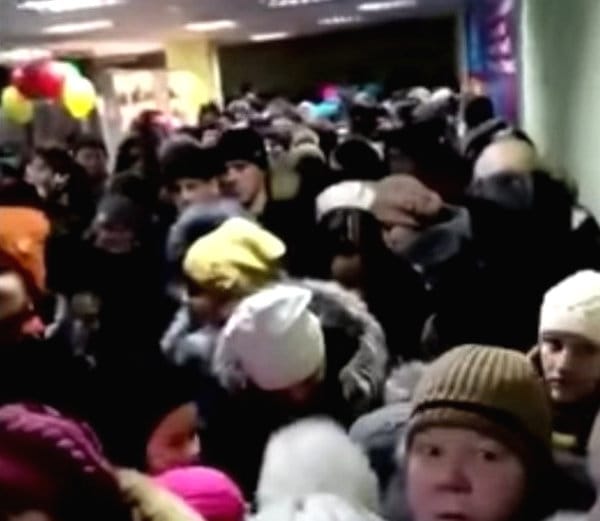 Сотни свободненцев пытались прорваться сквозь толпу в супермаркет за призами. Новости