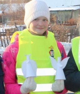 Юные жители Циолковского вручили ангелов безопасности местным водителям