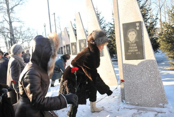 Аллею Героев в Свободном вновь украсили гвоздики на снегу. Новости