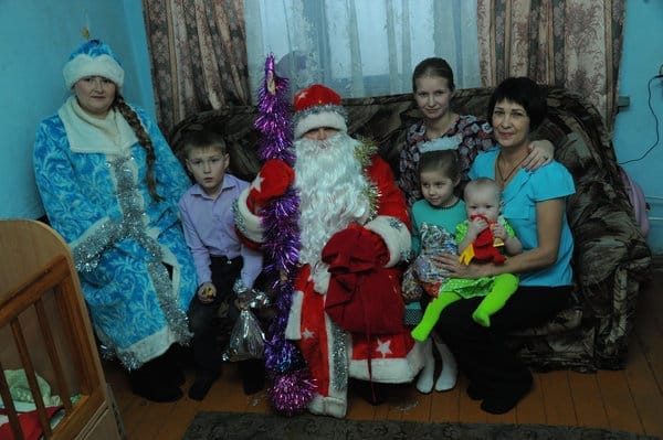 Малообеспеченные многодетные семьи в Свободном поздравят Дед Мороз и Снегурочка. Новости