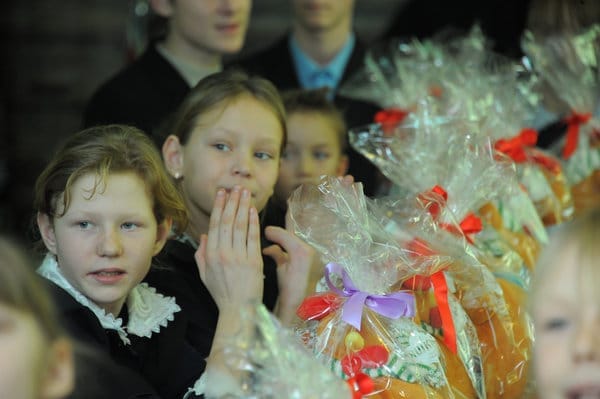 Амурский депутат привёз детям Свободненского района подарки и пожелал чаще мечтать. Новости