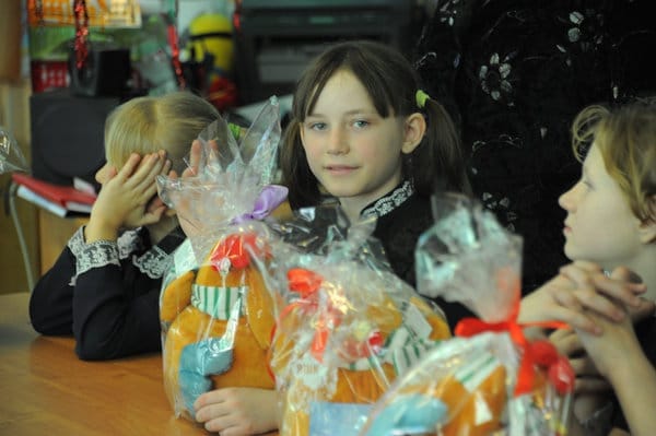 Амурский депутат привёз детям Свободненского района подарки и пожелал чаще мечтать. Новости