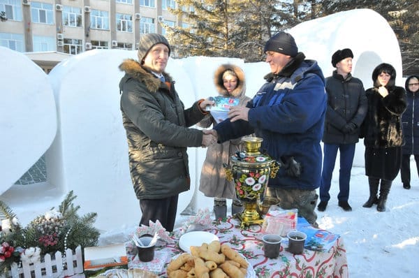 Мэр Свободного поблагодарил мастеров и спасателей за снежный городок. Новости