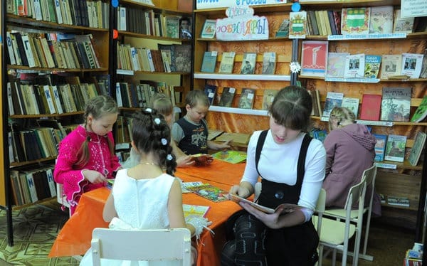 В детской библиотеке Свободного ждут на Новый год подаренные молодой певицей книги. Новости