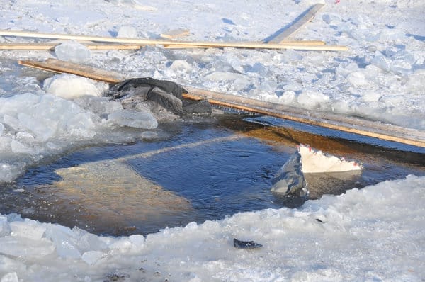 Водителя грузовика, ушедшего под лёд на Зее около Свободного, водолазы не обнаружили. Новости