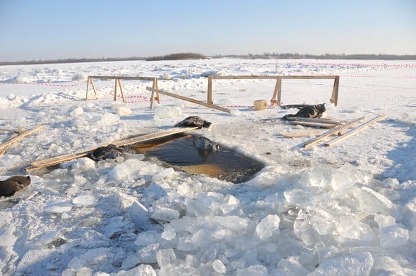Водителя грузовика, ушедшего под лёд на Зее около Свободного, водолазы не обнаружили. Новости