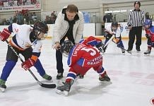 В международном турнире «Добрый лёд» участвуют и юные хоккеисты из Свободного