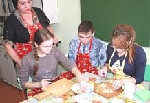 Воспитанников свободненской школы-интерната научили готовить оладьи с яблоками