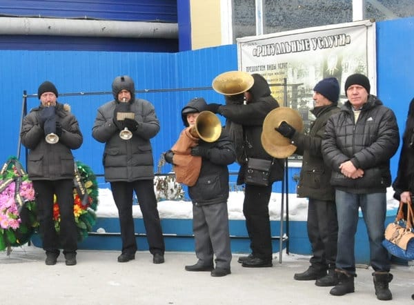 Свободненский духовой оркестр сыграл траурный марш для своего погибшего музыканта.... Новости
