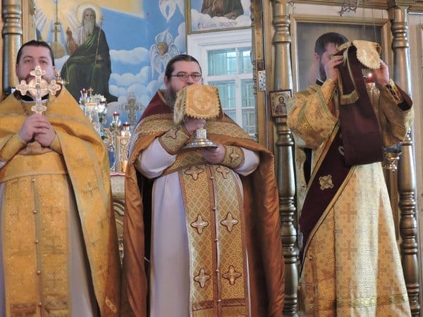 Праздничную литургию в Свято-Никольском храме Свободного служили 7 священников. Новости