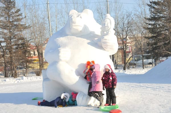 Снежные фигуры с новогодней площади Свободного набирают популярность в социальных сетях. Новости