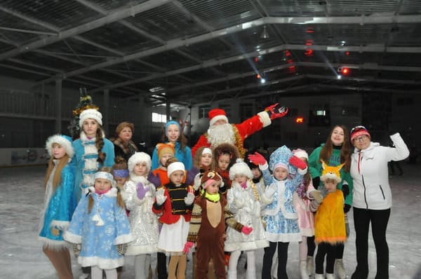 Новогодний утренник на коньках прошёл в ледовом дворце Свободного. Новости