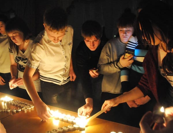 200 свечей зажглись в Свободном в память о жертвах блокадного Ленинграда. Новости