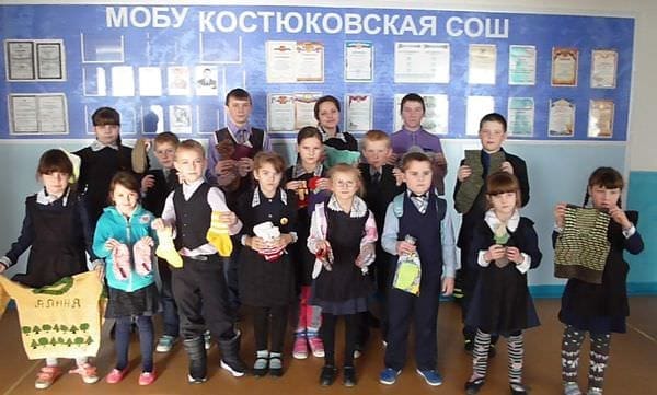 Школьники Свободненского района дарили одиноким пенсионерам вязаные тёплые вещи