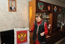 К своему 95-летию рукодельница из Свободного мечтает передать вышитый ею герб Путину