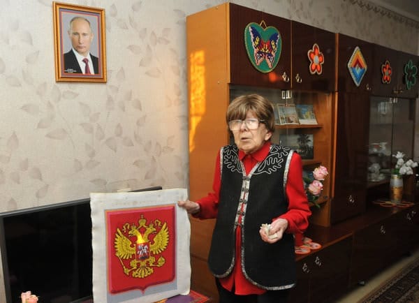 К своему 95-летию рукодельница из Свободного мечтает передать вышитый ею герб Путину. Новости