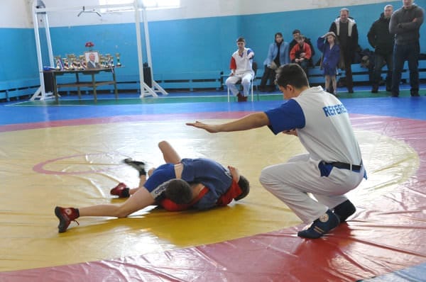 На областном турнире памяти Виктора Булканова победили юные самбисты из Свободного. Новости