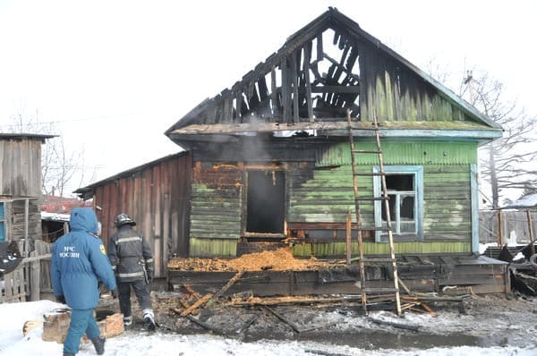 Частный дом в Свободном выгорел изнутри и остался без кровли. Новости