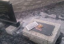 На Мемориале Славы в Свободном вандалы осквернили памятные плиты