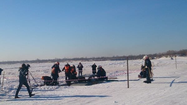Из «провалившихся» под лёд на реке Зея под Свободным «Жигулей» спасают водителя. Новости