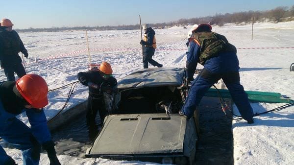 Из «провалившихся» под лёд на реке Зея под Свободным «Жигулей» спасают водителя. Новости