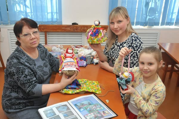 Свободненцы готовятся встречать весну с куклой Масленицы. Новости
