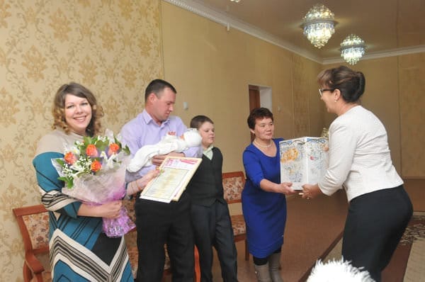 В Свободненском районе чествовали 100-го новорождённого в юбилейный год органов ЗАГС России. Новости
