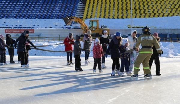 Пожарный флешмоб на коньках провели в Амурской области