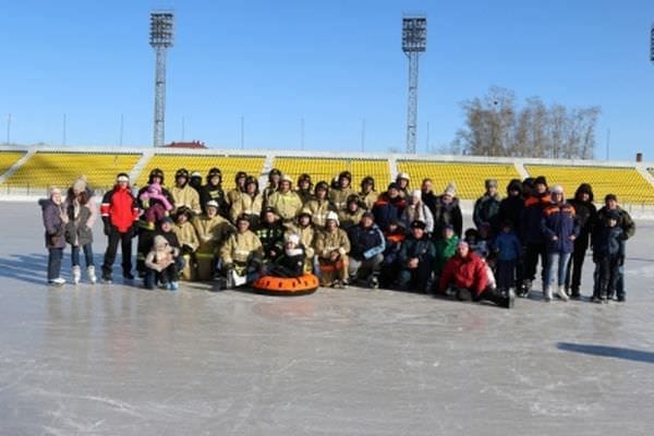 Пожарный флешмоб на коньках провели в Амурской области