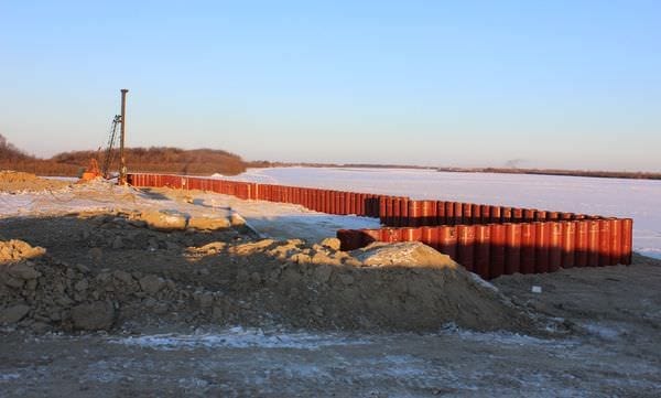 Строители Амурского ГПЗ возвели причальную стенку на реке Зея около Свободного. Новости
