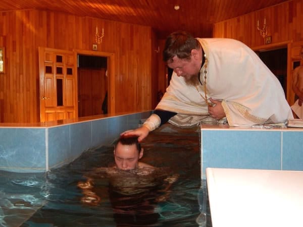 Свободненский священник провёл крещение группы воинов-железнодорожников. Новости