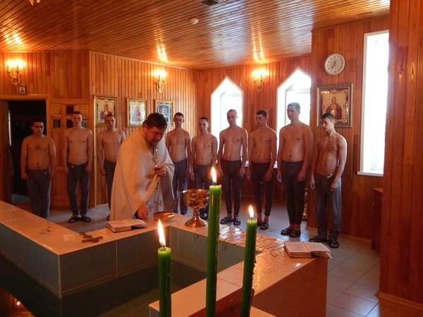 Свободненский священник провёл крещение группы воинов-железнодорожников. Новости