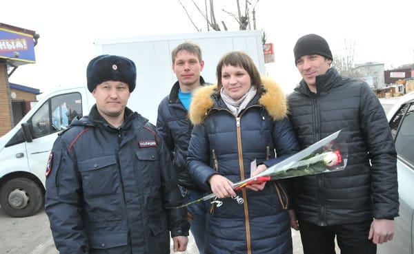 Сотрудники ГИБДД Свободного останавливали автоледи для вручения роз. Новости