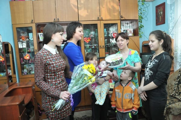 Администрация Свободного поздравила многодетных мам с 8 Марта. Новости