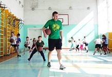 Юным баскетболистам свободненского клуба «Лесные волки» на первую годовщину подарили форму