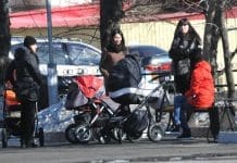 Российские матери жалуются на низкие пособия и нехватку мест в детсадах