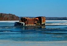 На амурской реке Селемджа под лёд ушли три грузовика с лесом