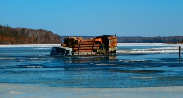 На амурской реке Селемджа под лёд ушли три грузовика с лесом