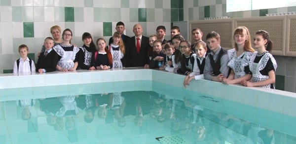 Глава Свободного провёл экскурсию для школьников в новом спорткомплексе с бассейном. Новости