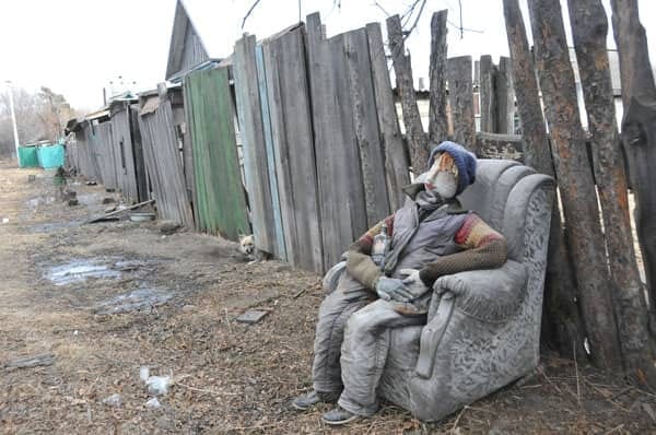 Весёлые жители свободненской окраины к 1 апреля усадили рядом с домом куклу-алкоголика. Новости
