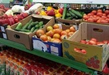 В Амурской области продолжают падать цены на огурцы и помидоры