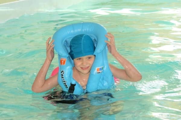 Дети с ограниченными возможностями рады занятиям в новом бассейне Свободного. Новости