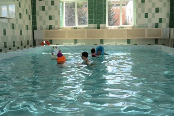 Дети с ограниченными возможностями рады занятиям в новом бассейне Свободного. Новости