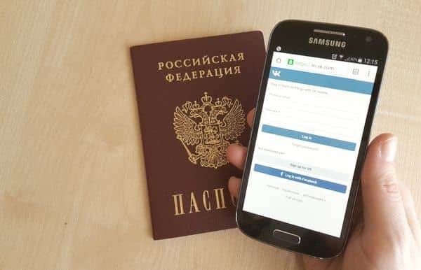 Россиян могут обязать регистрироваться в соцсетях по паспорту