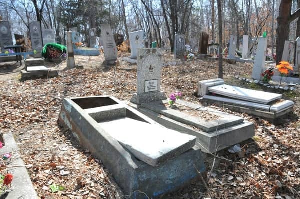 Несовершеннолетних вандалов на кладбище Свободного заметили рабочие. Новости