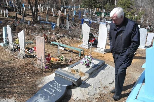 Несовершеннолетних вандалов на кладбище Свободного заметили рабочие. Новости